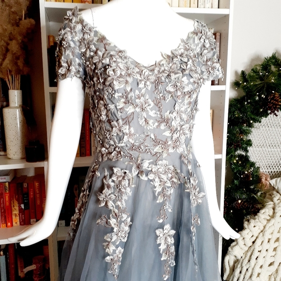 NEW LA FEMME Embroidered & Beaded Ballgown Z55 - Picture 4 of 12